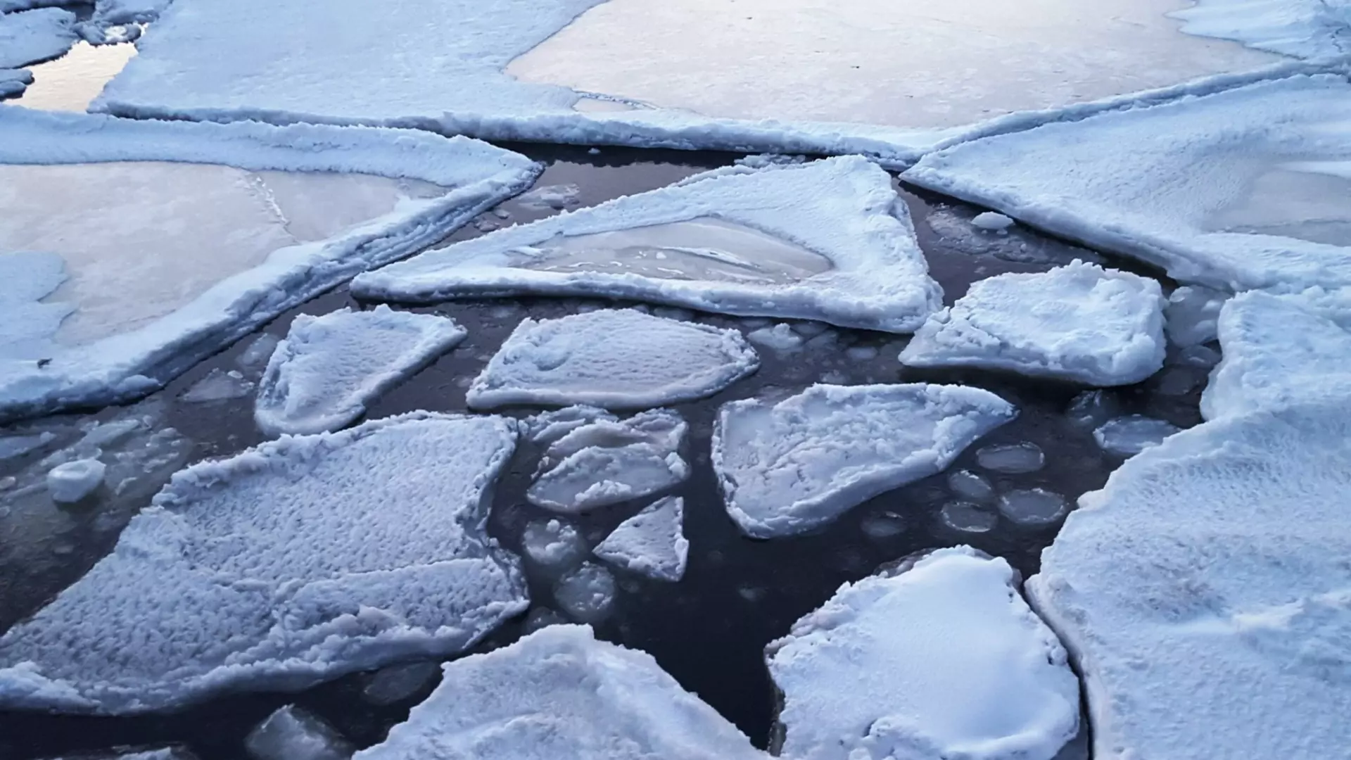 Горожан предупредили об опасности выхода на лед Ижевского пруда