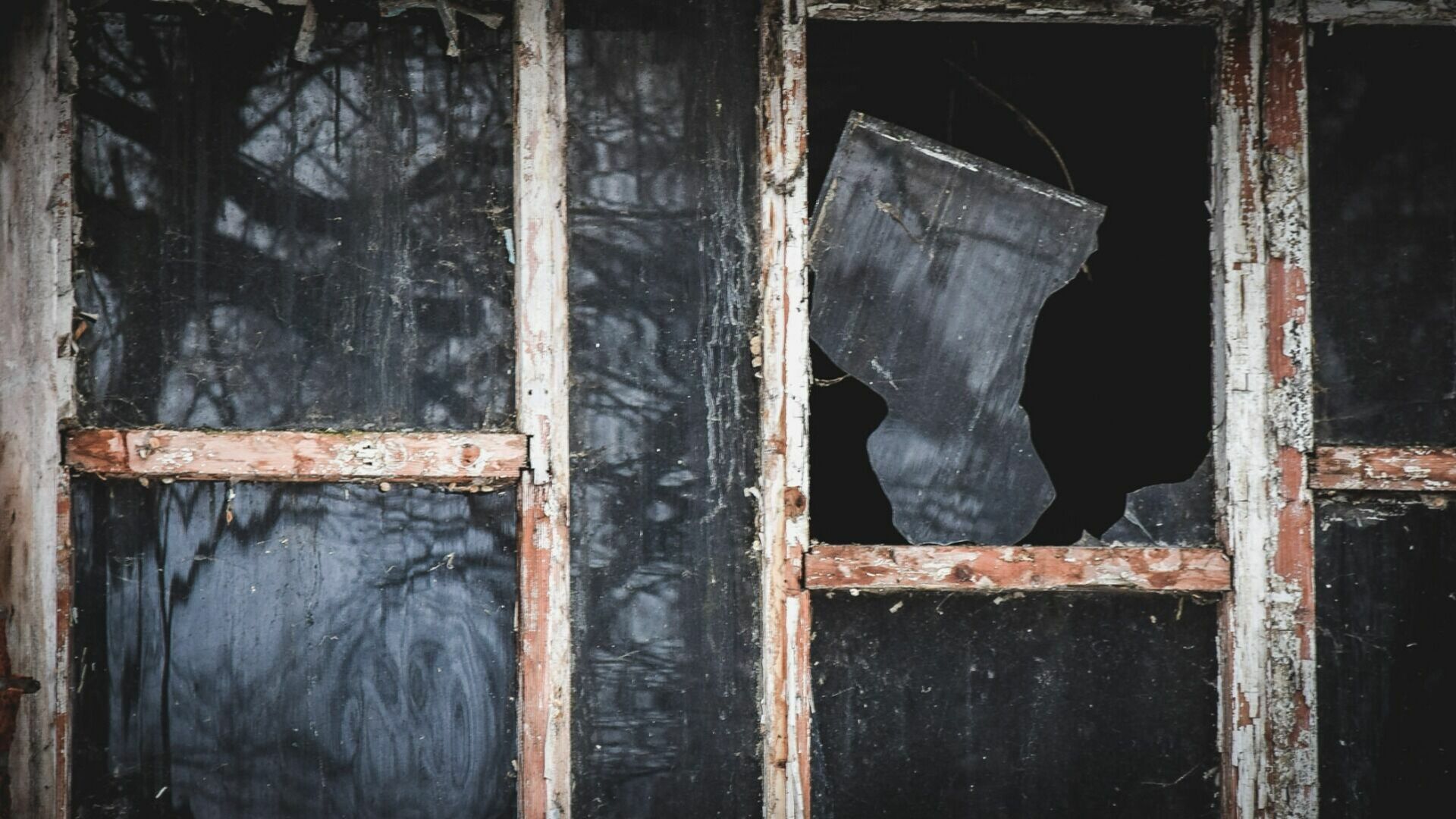 «Дверь открывается только отверткой»: такое жилье предоставили инвалиду в Удмуртии