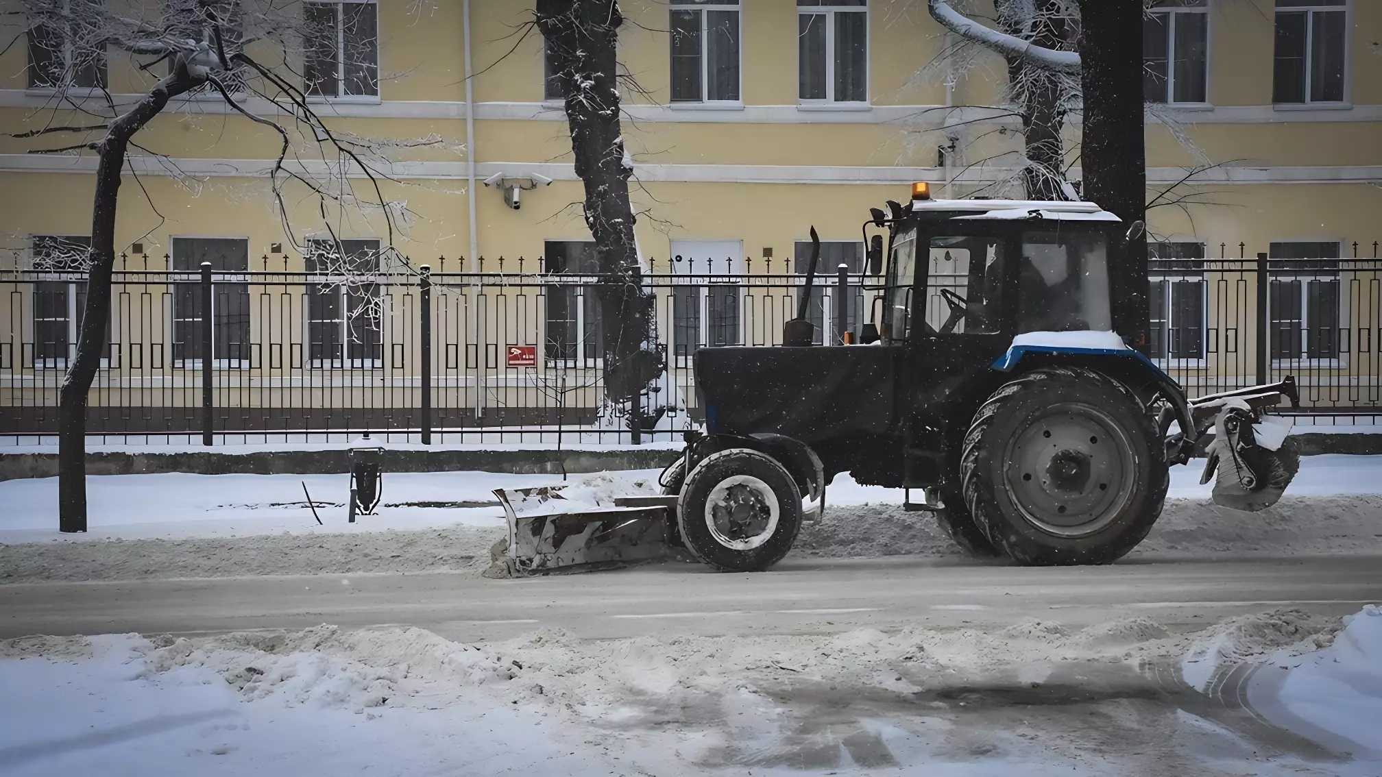 С пяти улиц вывезли снег дорожники Ижевска в ночь на 29 ноября