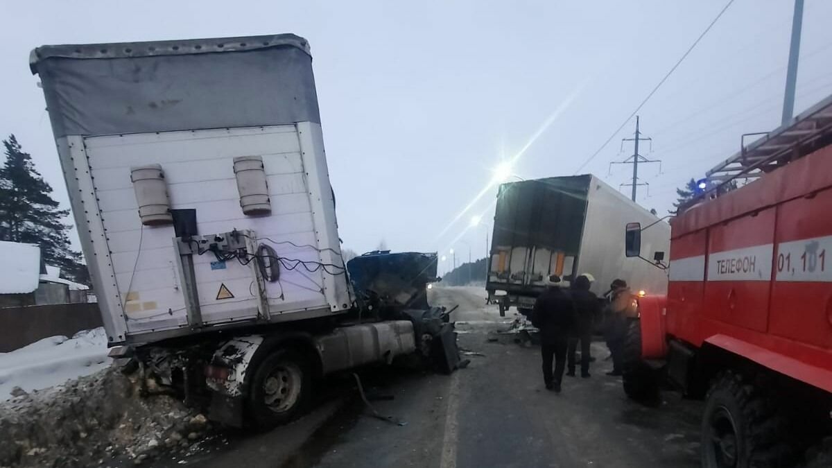 Две фуры не смогли разъехаться на дороге в Завьяловском районе