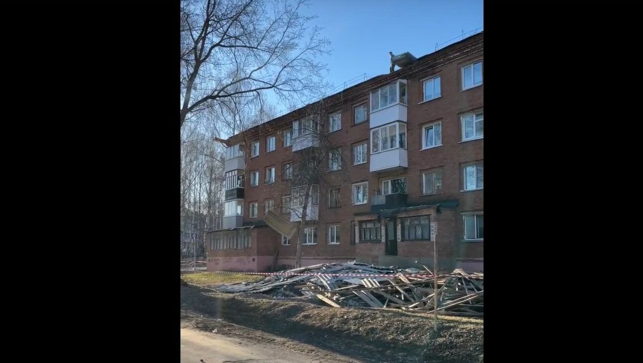 «Никакой техники безопасности»: жители Воткинска о ремонте крыши