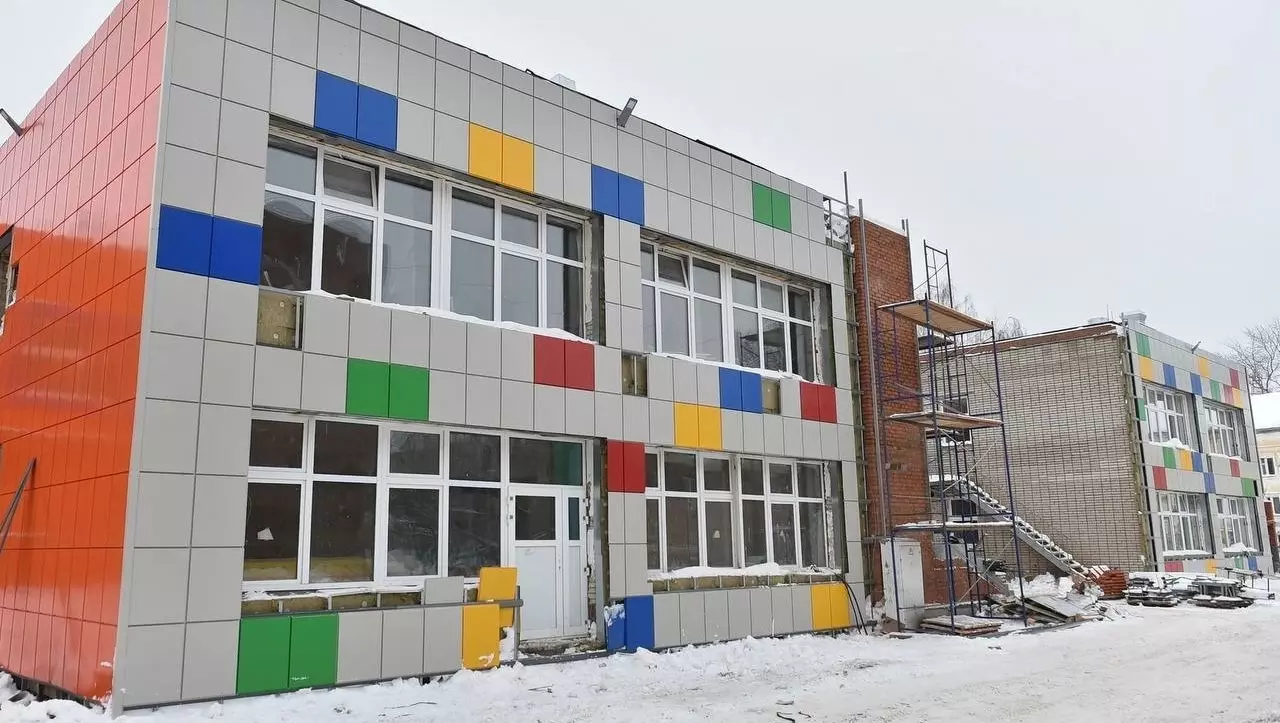 На здании реабилитационного центра «Адели» в Глазове монтируют яркий фасад