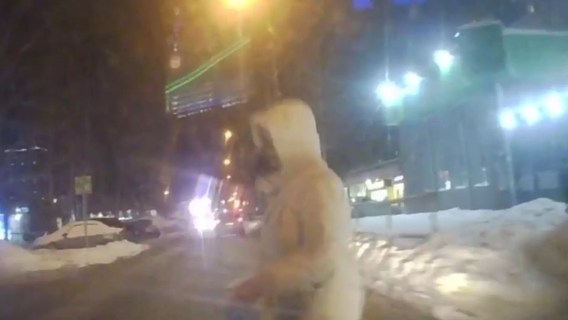 Женщина с ребенком в Ижевске не глядя переходила дорогу и попала под машину
