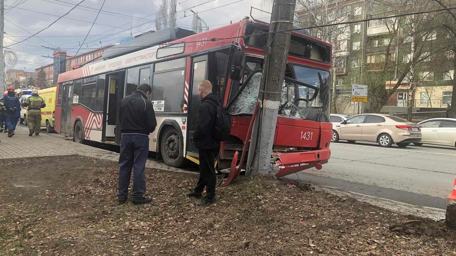 В Ижевске при наезде троллейбуса на столб пострадали пассажиры