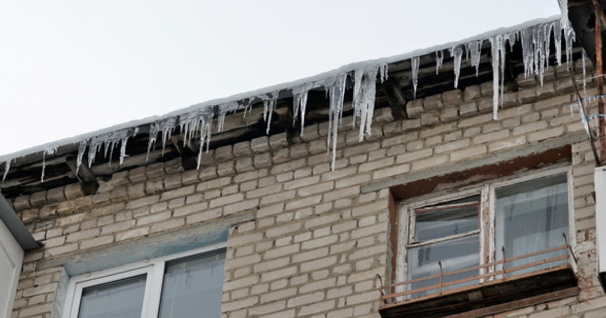 Перед потеплением глава Ижевска предупредил о сходе снега с крыш и навесов
