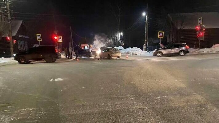 Два человека пострадали в результате ДТП на перекрестке в Ижевске