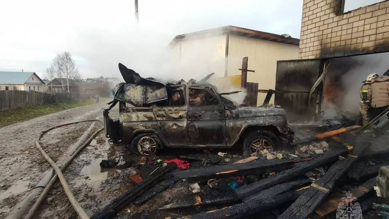 Гараж и автомобиль сгорели в Игринском районе Удмуртии