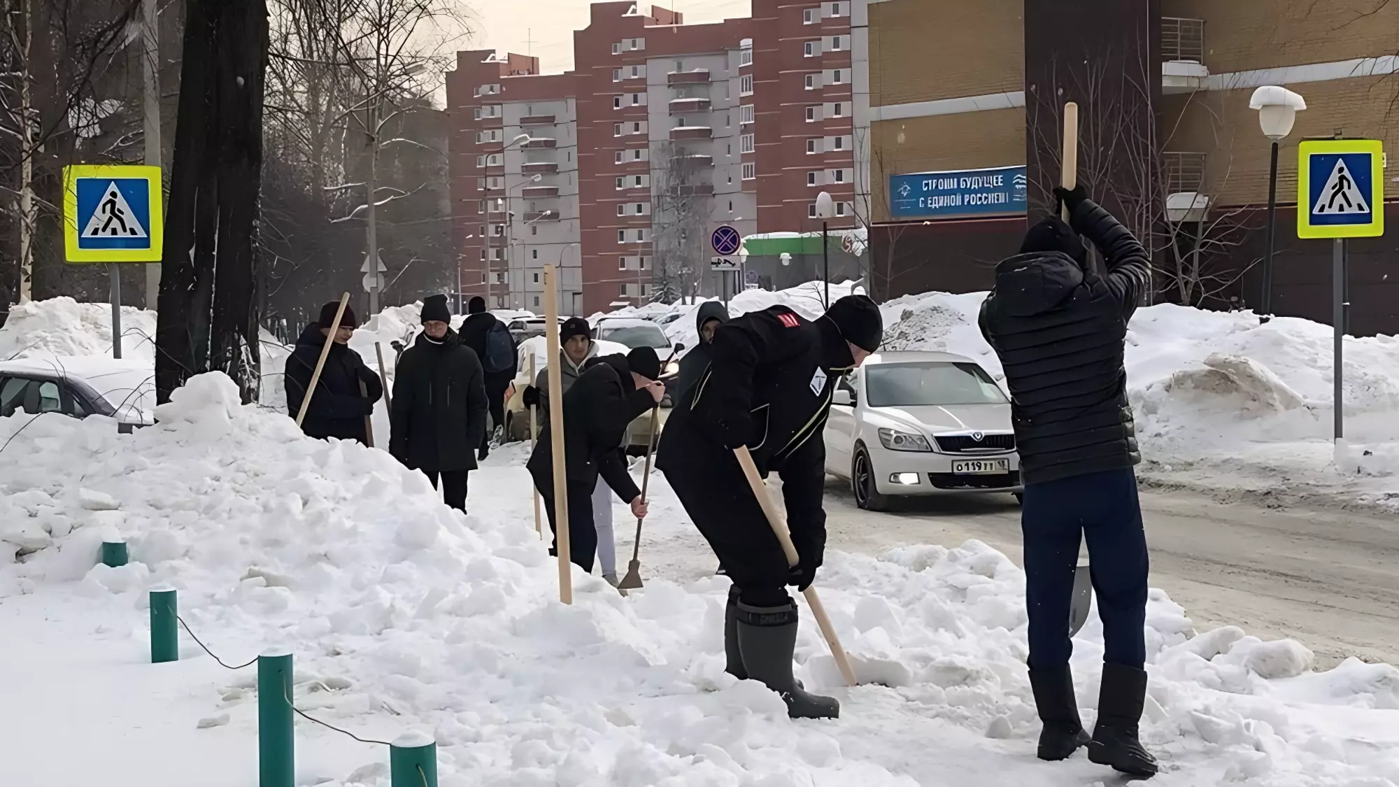 300 добровольцев вышли на очистку от снега улиц Ижевска в выходные