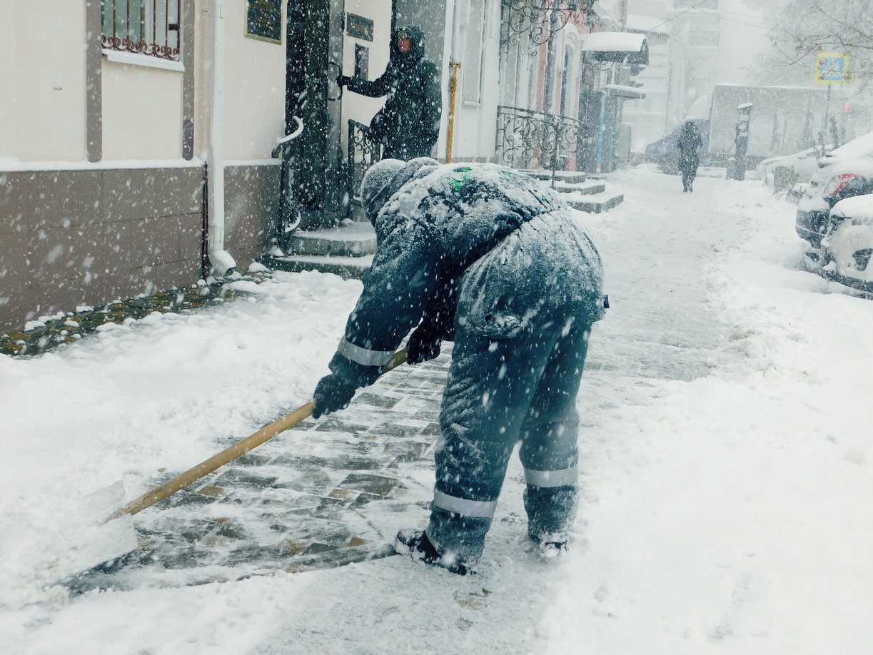 Глава Удмуртии призвал чиновников выходить с лопатами и чистить улицы от снега