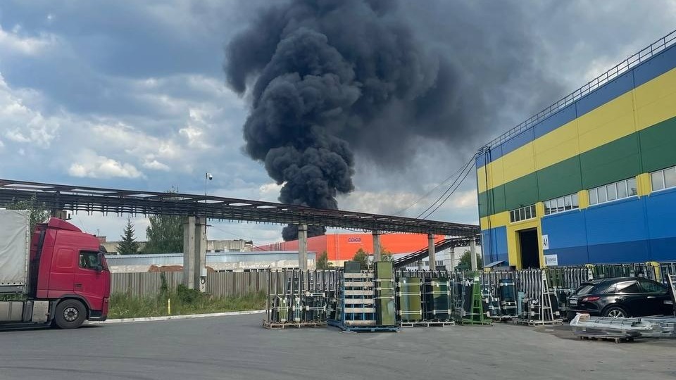 Авторезина загорелась в промзоне на Воткинском шоссе в Ижевске